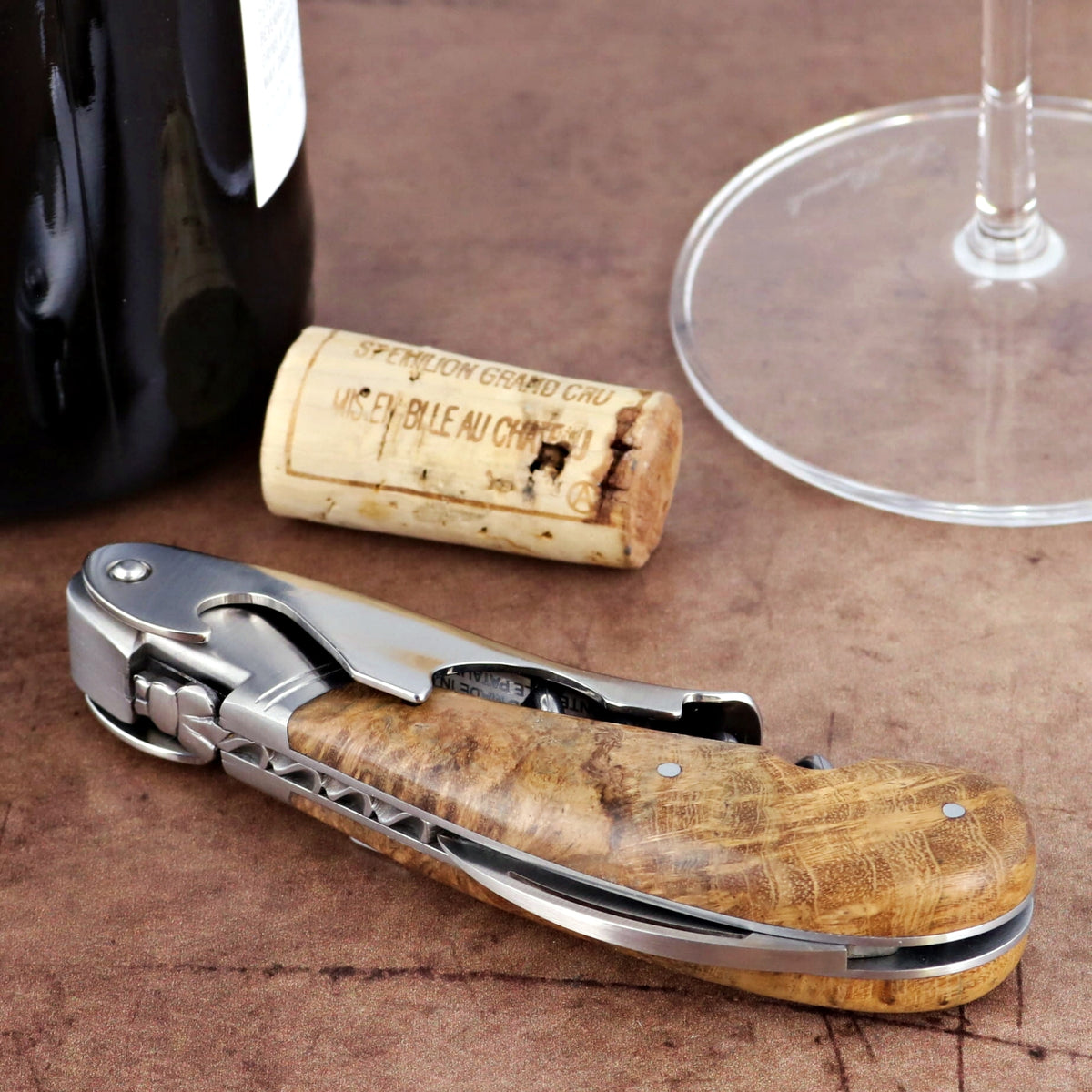 Laguiole Magnum Burled Teak Corkscrew, close-up side view of the natural wood handle.