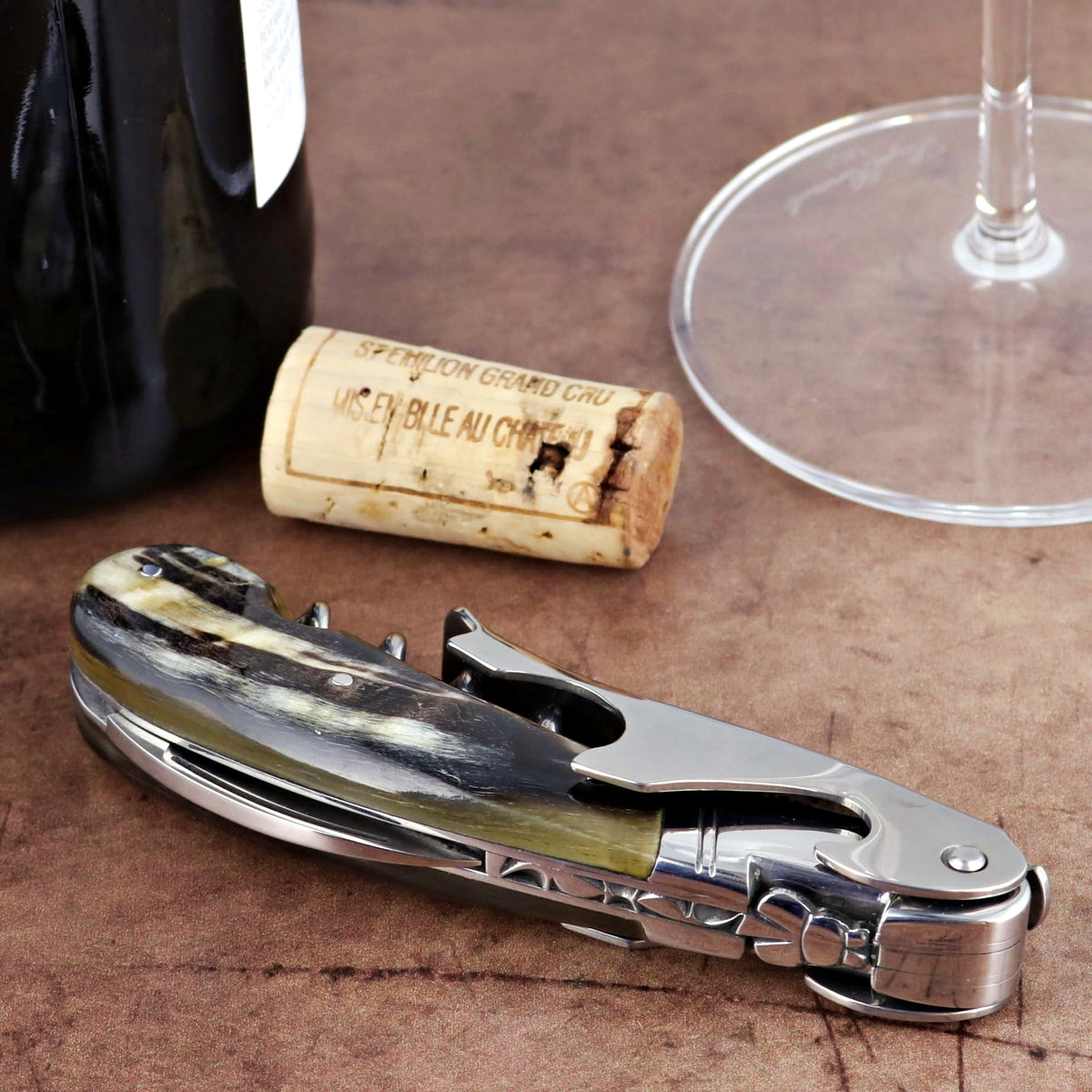 Laguiole Magnum Dark Ram Horn Corkscrew, close-up of dark horn handle and polished steel.