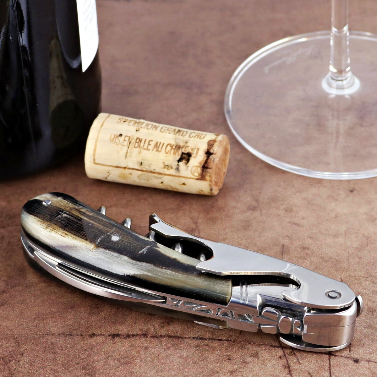 Laguiole Magnum Dark Ram Horn Corkscrew, close-up of dark horn handle and polished steel.