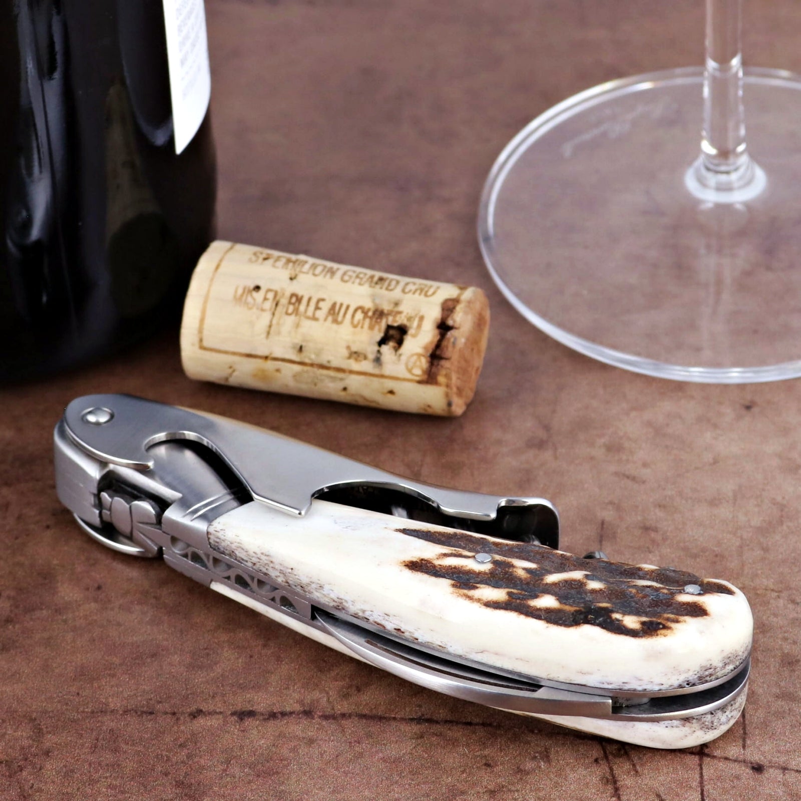 Laguiole Magnum Deer Stag Corkscrew, close-up of stag horn handle, stainless steel, and corkscrew.