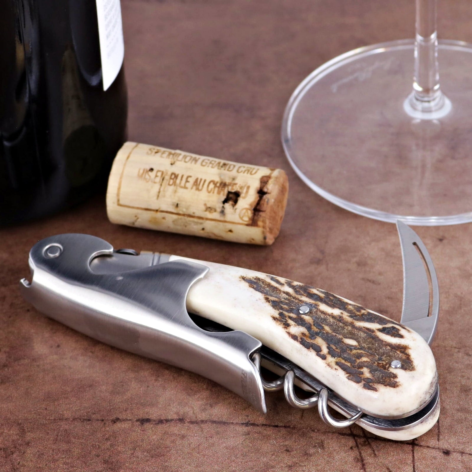 Laguiole Magnum Deer Stag Corkscrew, close-up of stag horn handle, stainless steel, and corkscrew.