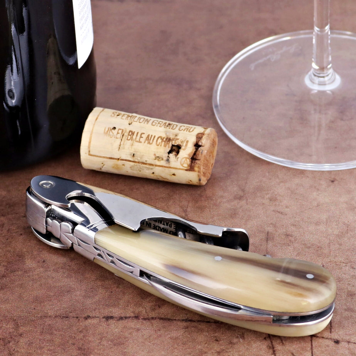 Laguiole Magnum Flamed Horn Tip Corkscrew, close-up side view of the elegant flamed horn handle.