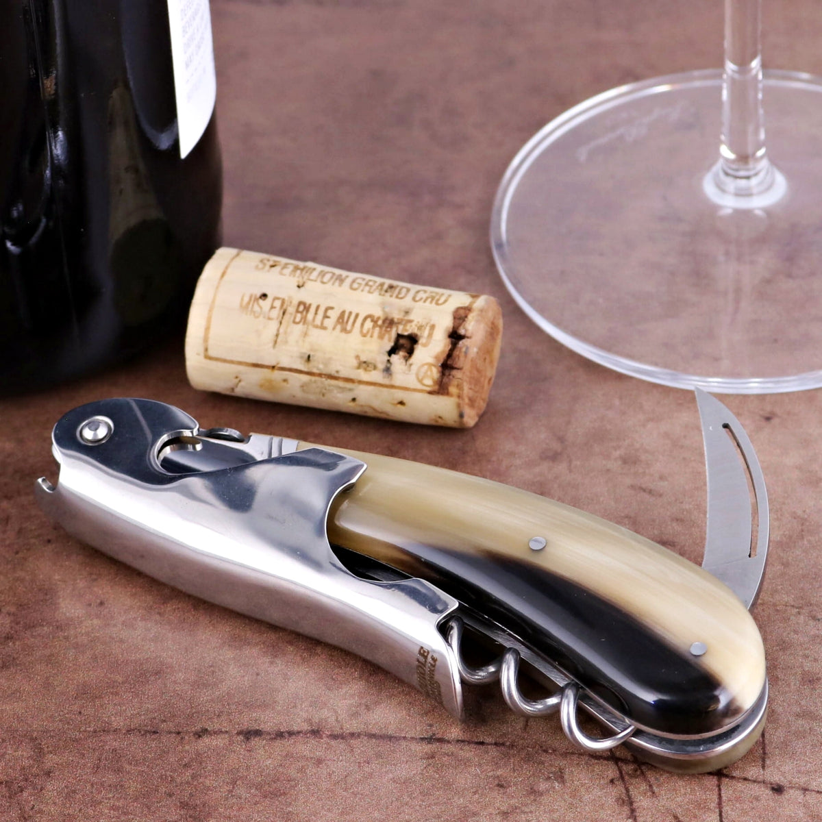 Laguiole Magnum Flamed Horn Tip Corkscrew, close-up of the elegant horn handle and polished steel.