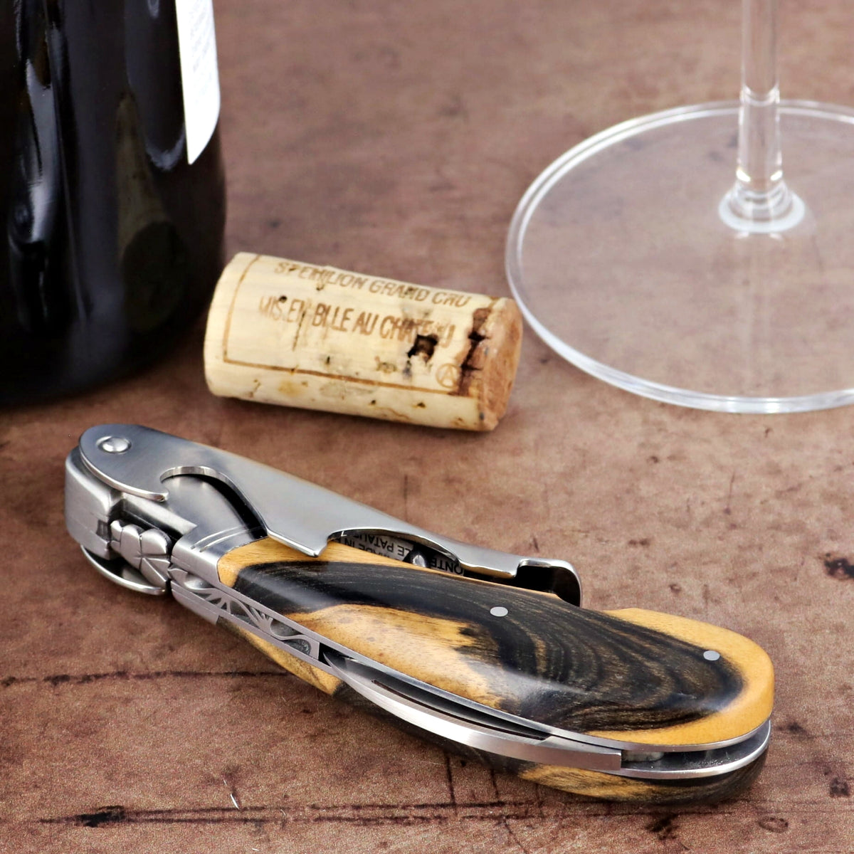 Laguiole Magnum Royal Ebony Corkscrew, close-up of ebony wood handle, stainless steel, folded.