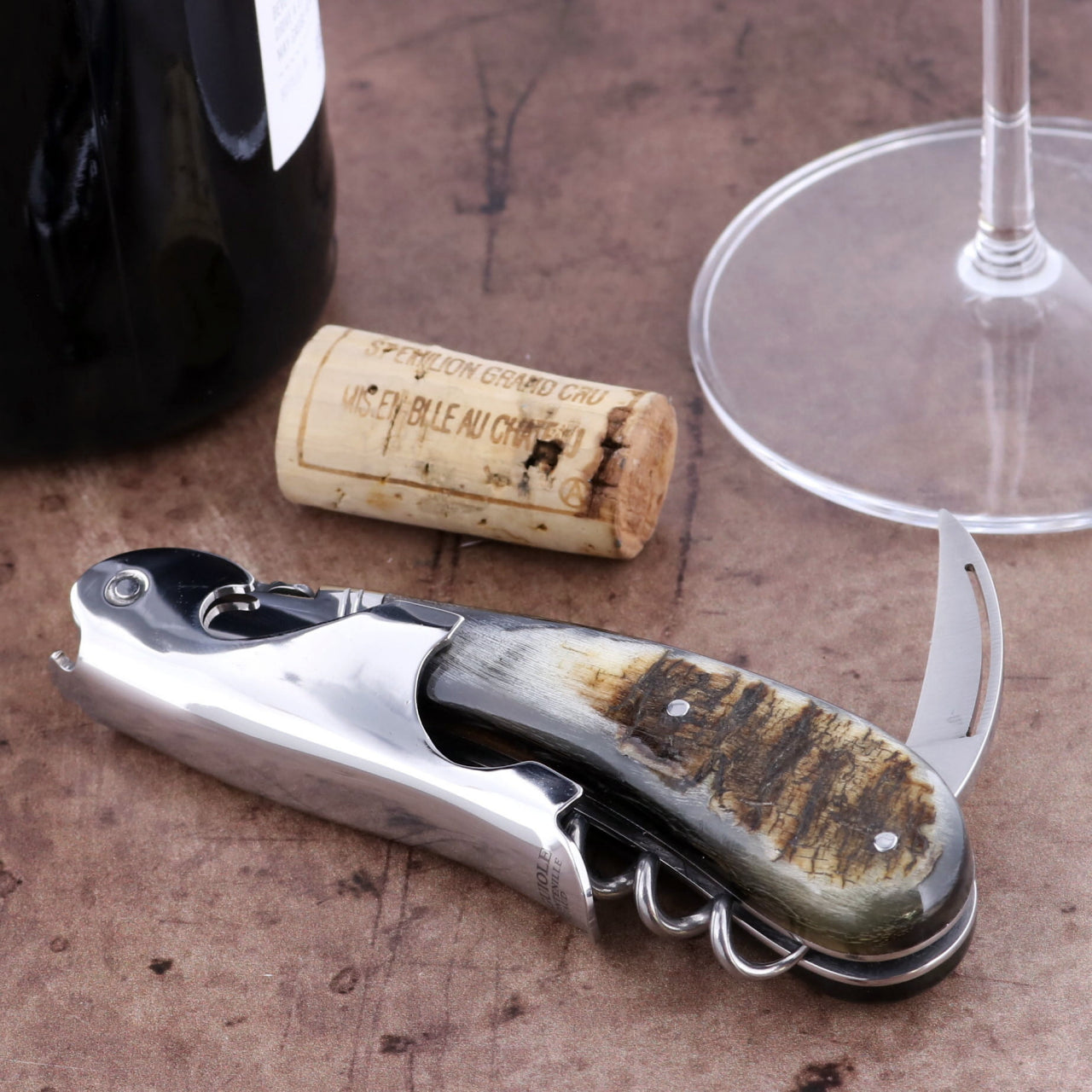 Laguiole Magnum Dark Ram Horn Corkscrew, close-up of handle with dark horn and polished steel.