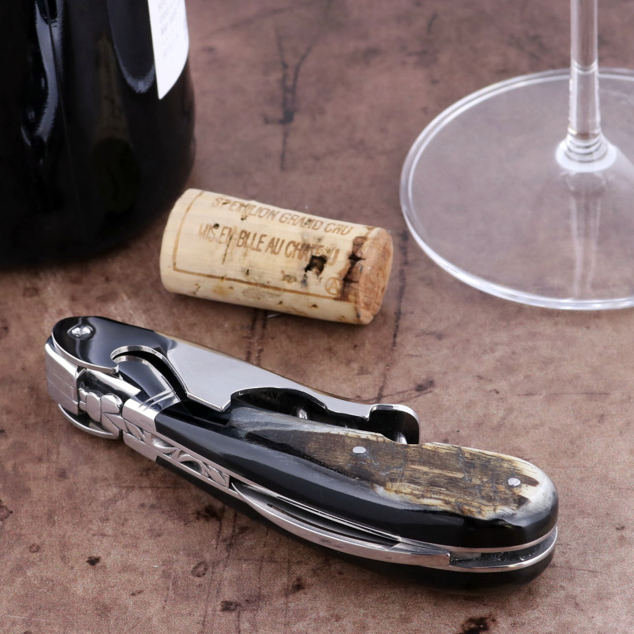 Laguiole Magnum Dark Ram Horn Corkscrew, close-up of handle with dark horn and polished steel.