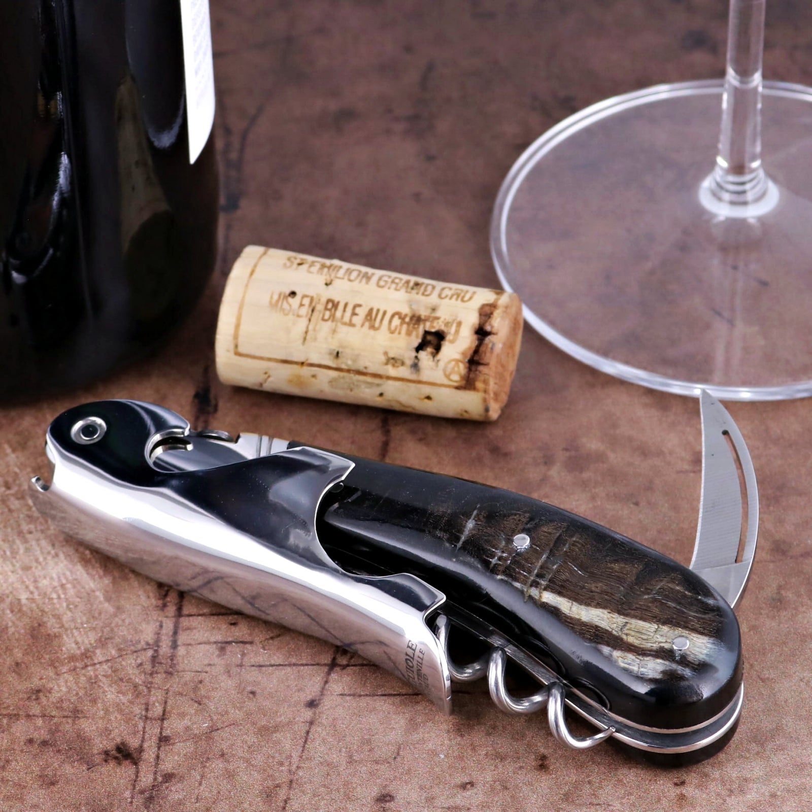 Laguiole Magnum Dark Ram Horn Corkscrew, close-up side view of polished steel and dark horn handle.
