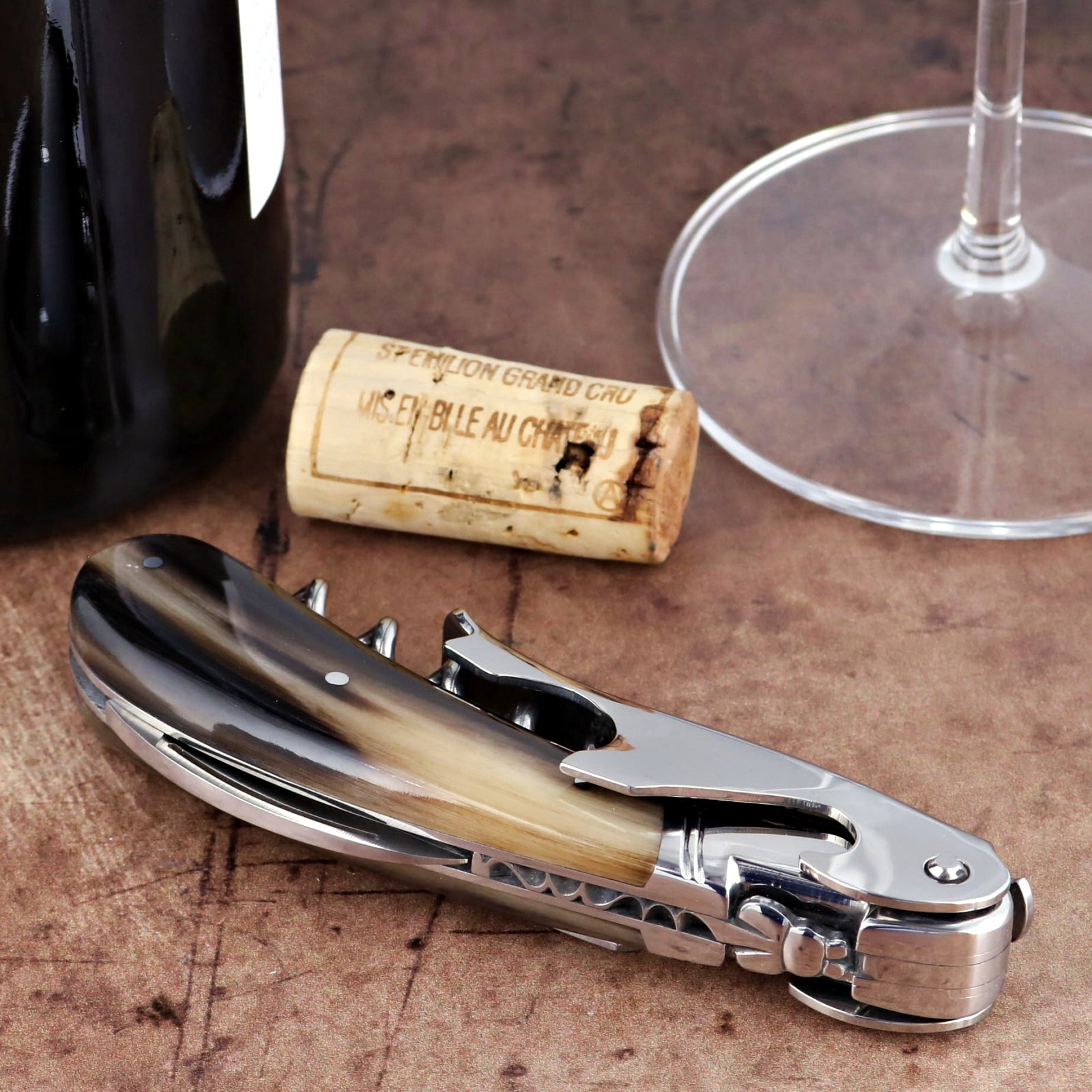 Laguiole Magnum Flamed Horn Tip corkscrew, close-up side view showing polished steel and horn handle.