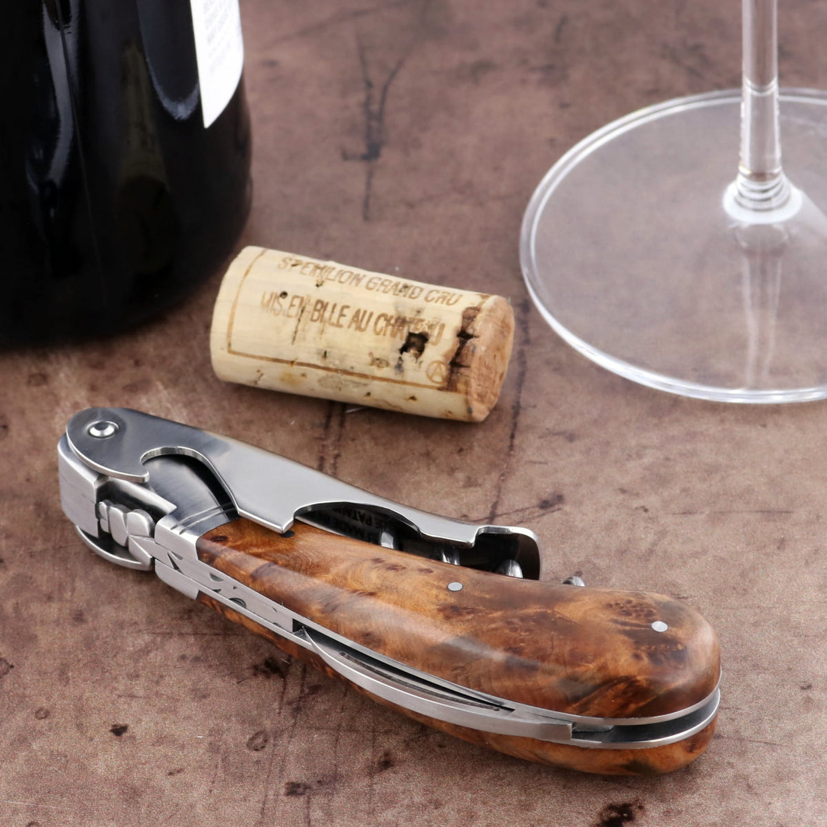 Laguiole Magnum Thuya Burl Corkscrew, close-up of the elegant Thuya burl handle and polished steel.